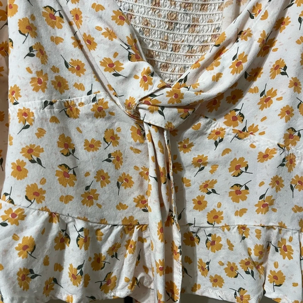 Macy’s Women’s crop top - Picture 4 of 4